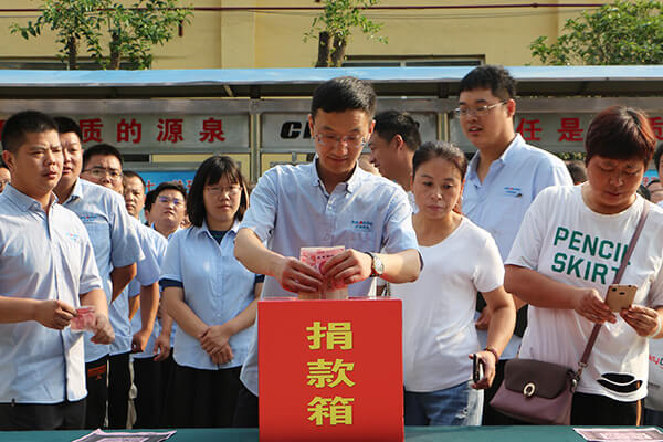 新鄉(xiāng)長城員工向孟莊鎮(zhèn)敬老院捐款