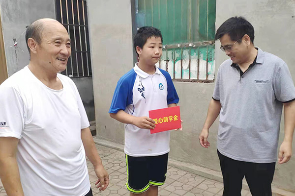 新鄉(xiāng)長(zhǎng)城集團(tuán)愛心家庭攜手輝縣義工“愛心助學(xué)，點(diǎn)亮希望”