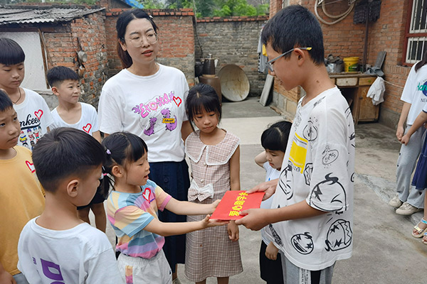 新鄉(xiāng)長(zhǎng)城集團(tuán)愛心家庭攜手輝縣義工“愛心助學(xué)，點(diǎn)亮希望”
